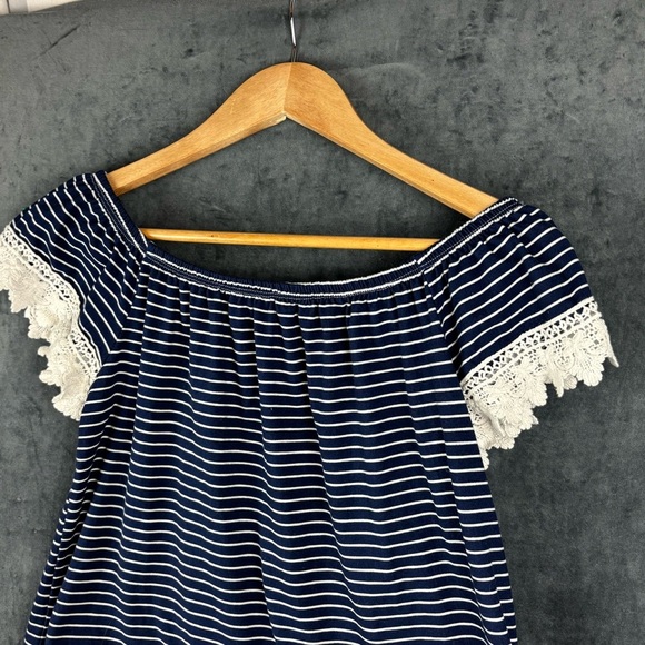 Free Kisses Blue and White Lace detail Short Sleeve Blouse Sz Med. - Picture 2 of 8